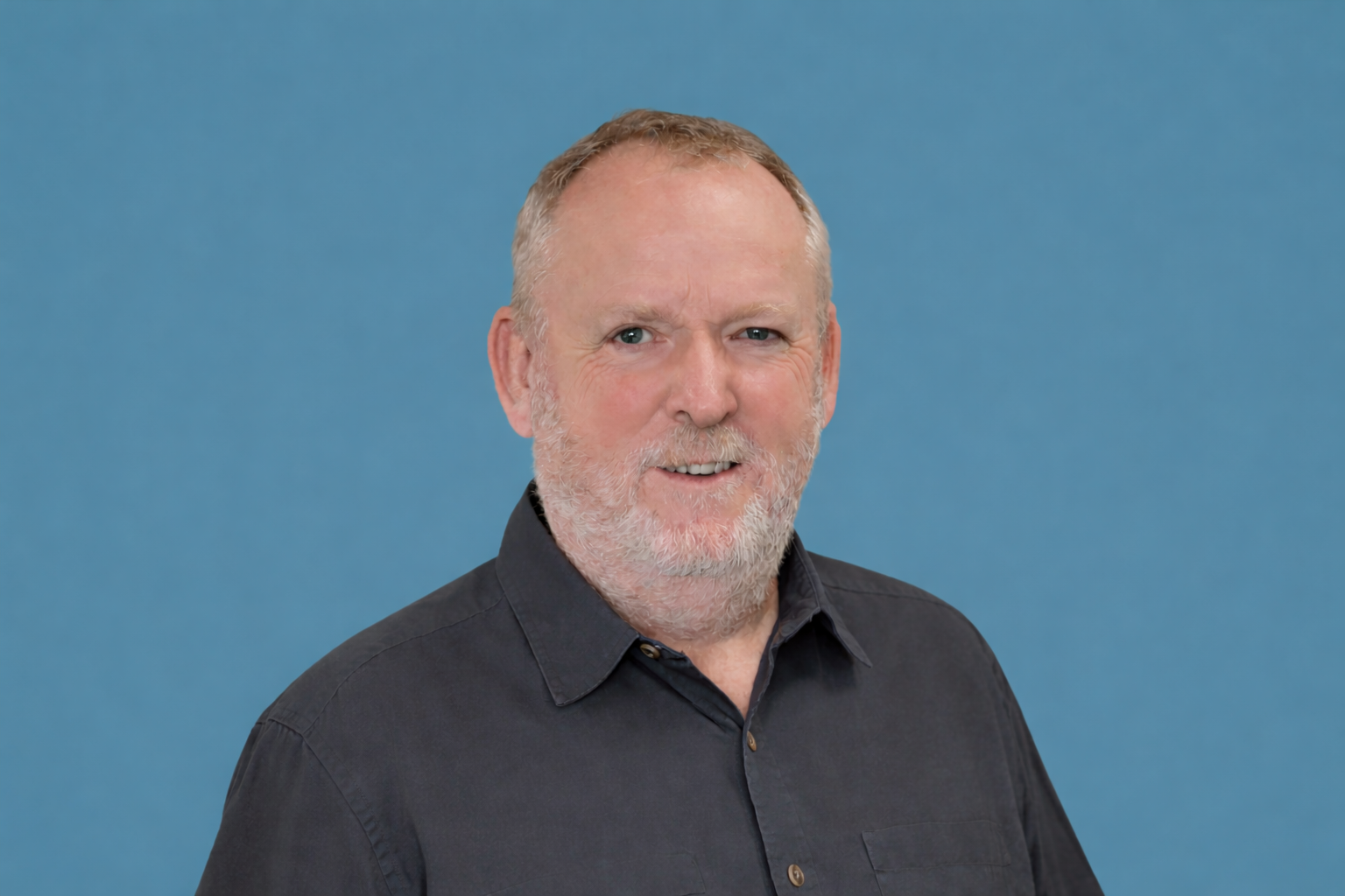 Hans Smit (gray shirt)